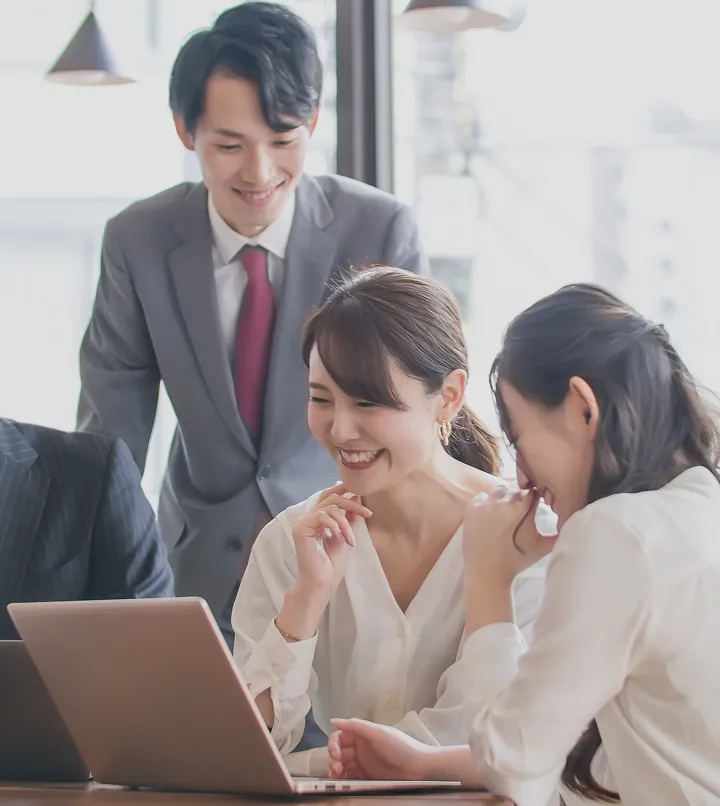 男女のビジネスマンが笑顔で談笑している様子