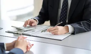 書類を確認しながら打ち合わせを行う様子