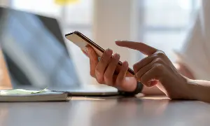 スマートフォンで情報を確認する様子