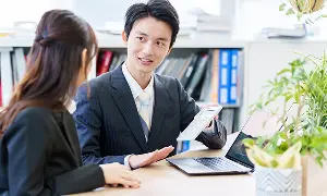 タブレットを見ながら商談を行う様子