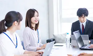 オフィスで打ち合わせを行うチームの様子