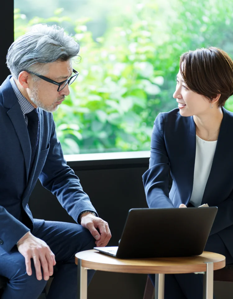 会計の専門家がノートパソコンを使って相談に応じている様子