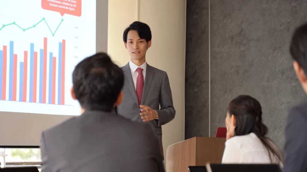 ビジネスマンがプレゼンテーションを行っている様子
